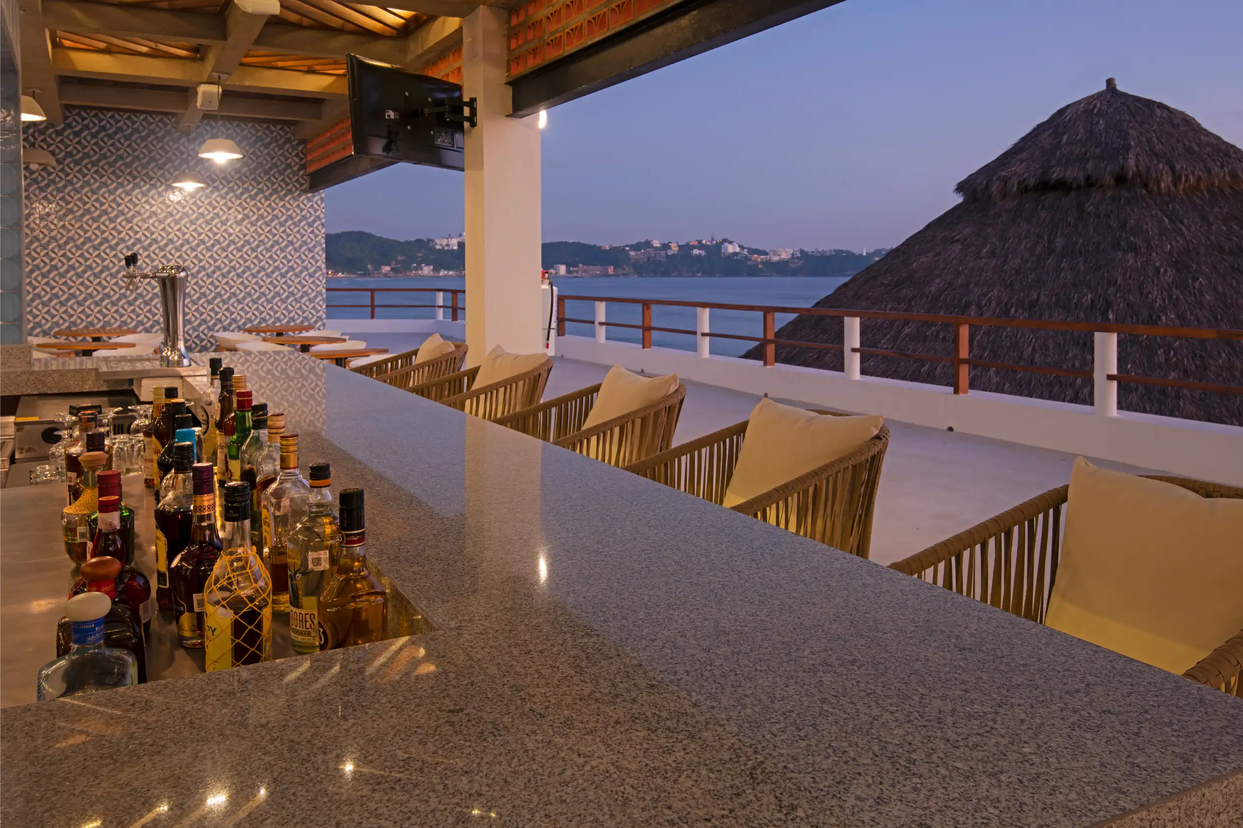 Bar Wayuu a pie de playa con vista a la bahía de Santiago