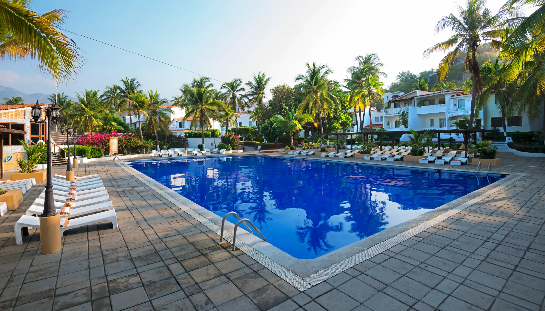 Alberca del resort con vista a la bahía